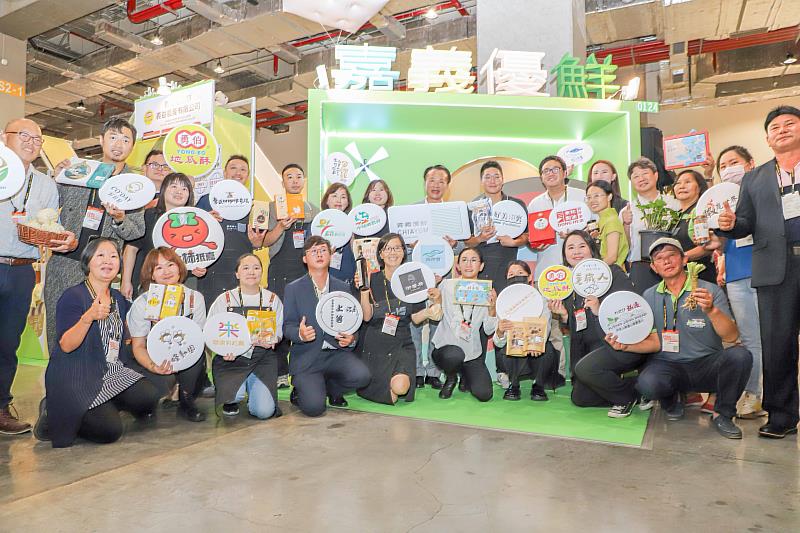 台北國際食品展登場 翁章梁率業者行銷嘉義優鮮精品-4
