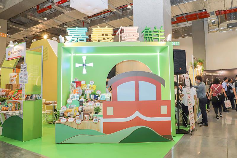 台北國際食品展登場 翁章梁率業者行銷嘉義優鮮精品-5