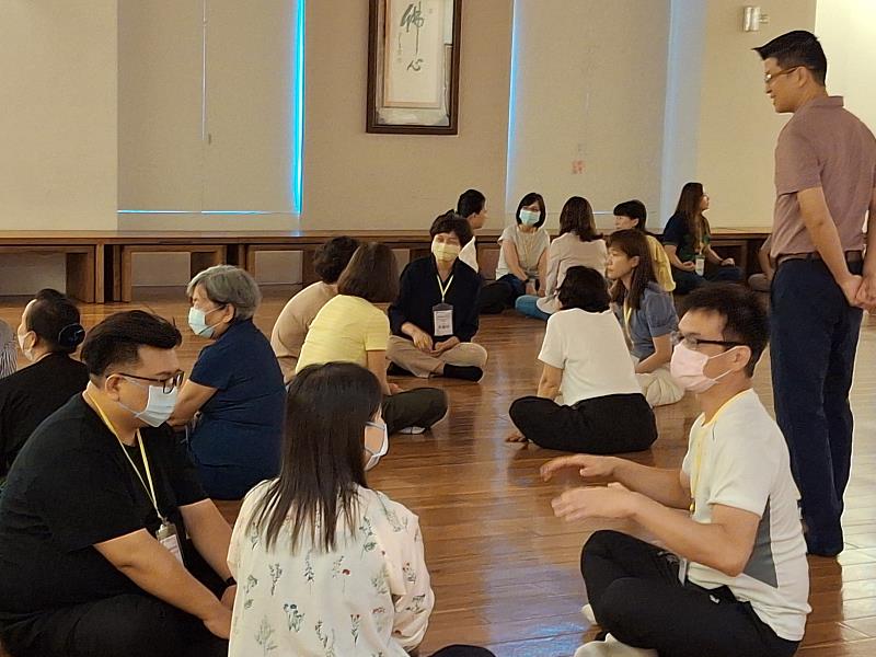 南華大學終身學習學院辦理「幸福生死學工作坊」,由羅耀明老師帶領學員探索生死的奧秘。