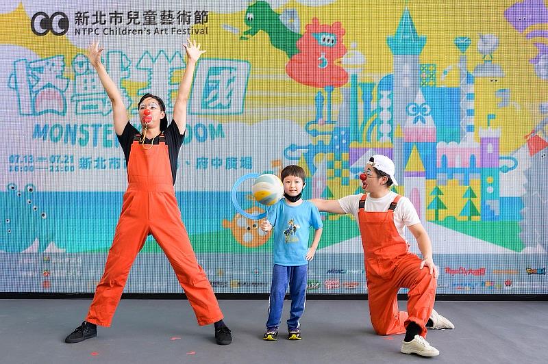 2024新北市兒童藝術節,今年活動範圍延伸到府中廣場,由新北市傑出演藝團隊「天馬戲創作劇團」,打造包含表演、魔術、市集、體驗等豐富活動的馬戲團嘉年華
