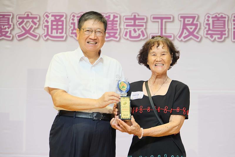 官網-田黃元香女士服務年資32年(右)