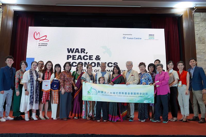 Group Photo of the Taiwan Delegation with Professor Yunus at the 13th Social Business Day.