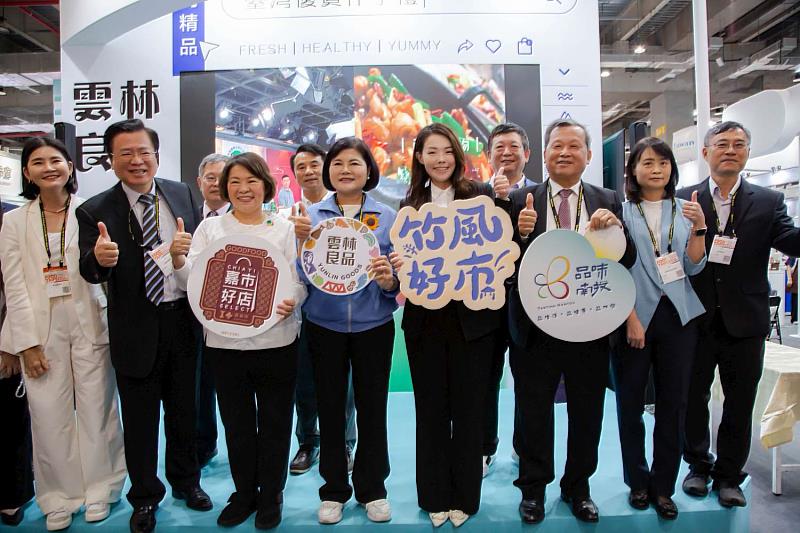 高市長與雲林縣長張麗善、嘉義市長黃敏惠、南投縣副縣長王瑞德共同宣傳在地特產品牌。