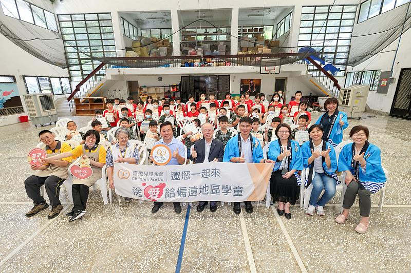 和泰大金連續十年與喜憨兒基金會合作偏鄉送愛活動,今與宜蘭大里國小學童們合照