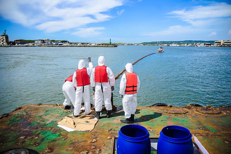 模擬漁船翻覆事件，海巡、岸巡、漁會、環保局等相關單位，共同佈設吸油棉防止漏油擴散