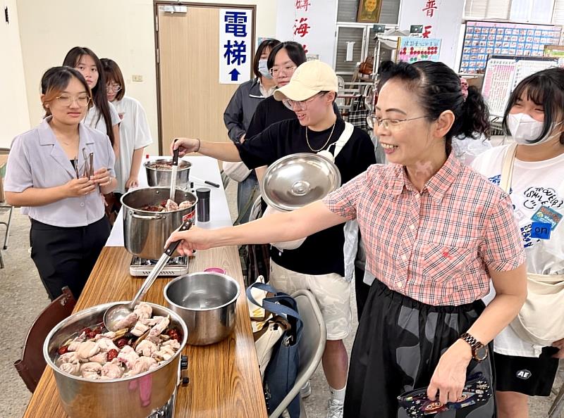 嘉藥營養系吳淑靜老師以溫補藥材做的藥膳食療湯