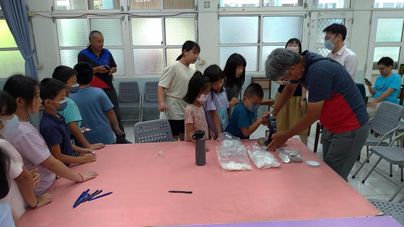 帶領小朋友挑選喜歡的動物圖樣，製作個人專屬徽章