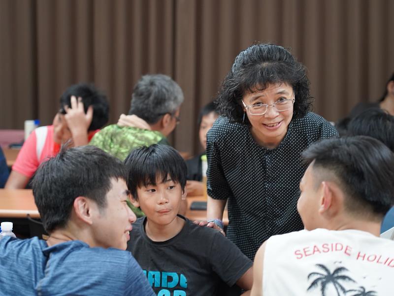 模型課-顧瑜君老師參與大小同學的討論。