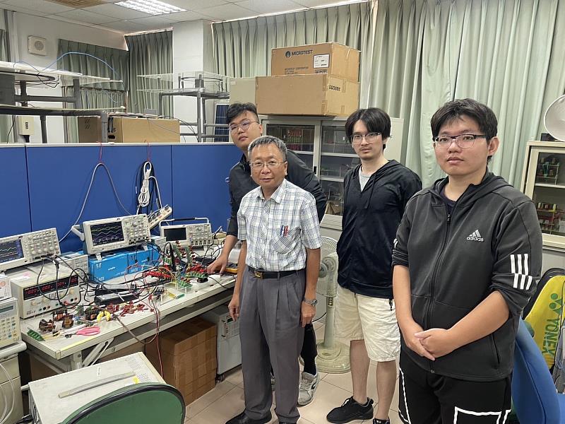 電機系莊英俊教授(左2)指導研究生設計高效率電力電子轉換器