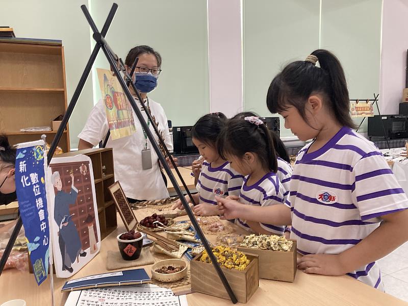 大新國小孩童神農嚐百草，透過五感體驗藥材