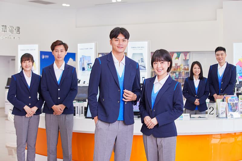7月1日起，中華電信全台683間直營及特約門市服務人員制服融入環保元素全面換裝，展現全新形象。