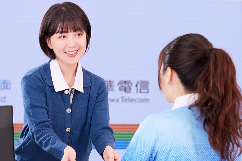 中華電信門市人員制服全面換新裝，傳遞專業服務、年輕熱情的櫃台服務形象。