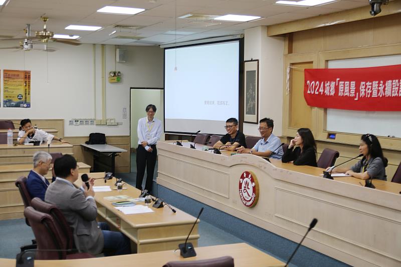 南華大學建築學系辦理研討會，關注永續城鄉發展，進行論文發表講評。