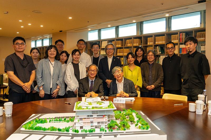 國家兒童未來館由張瑪龍陳玉霖聯合建築師事務所與日本伊東豊雄建築設計事務所共同進行規劃設計，建築師伊東豊雄（坐者右）拜訪新上任文化部長李遠（坐者左），與建築師張瑪龍（站者右6）等人合影。