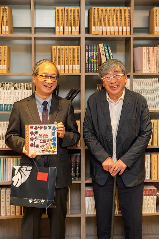 文化部長李遠（左）選擇自己的作品「薔薇公寓」致贈建築師伊東豊雄（右），該書用廣告紙拼貼，藉此表達對於環境、能源議題的關注。