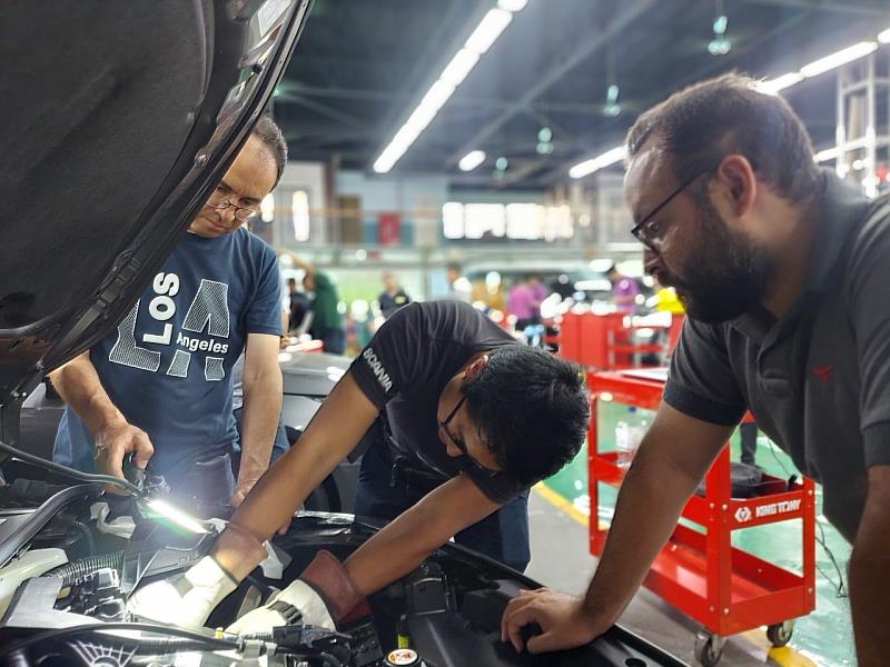 國合會「電動車維運技術技職班」學員實作電動汽車檢測