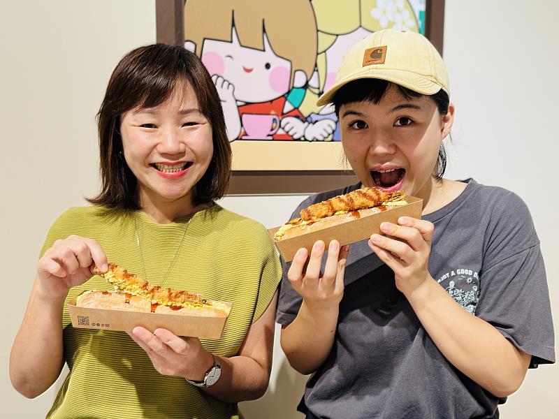 淡水古蹟博物館館長黃麗鈴（左）邀請巨蟹座朋友在7/1（一）館慶當日來場早餐派對，同歲壽星另贈聯名禮盒，歡迎一起來慶生。