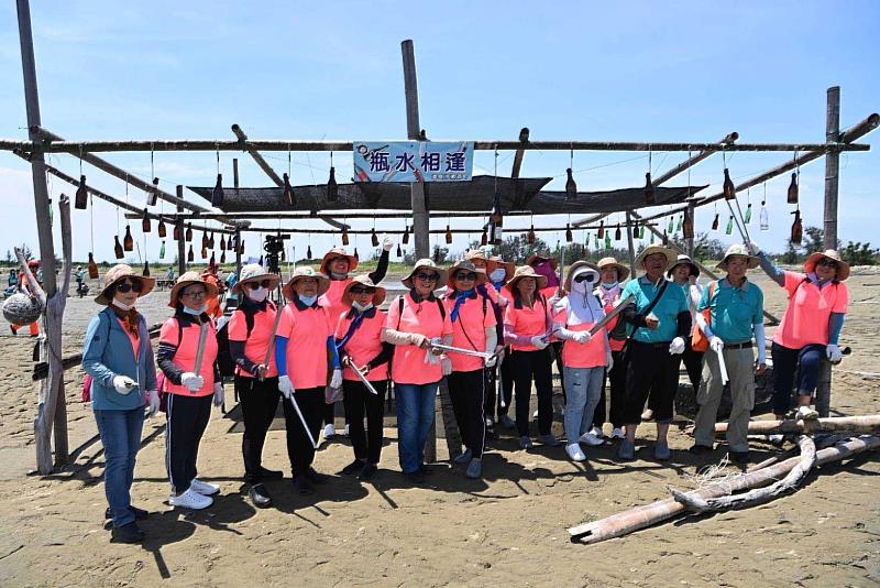 嘉義縣環保局響應國家海洋日 號召布袋鎮民清潔沙灘-4