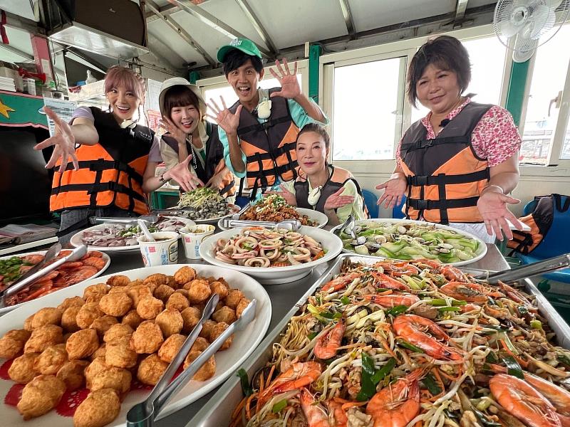 東石海之夏將登場 「綜藝新時代」搶當外傘頂洲觀光船達人