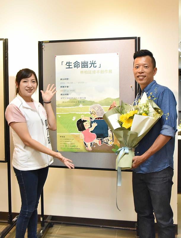 新北市議員陳乃瑜（左）是林柏廷的粉絲，兩人在華梵大學相見歡。