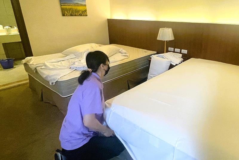 透過北分署羅東就業中心協助，成功媒合阿玉到專案缺工旅宿業擔任房務員