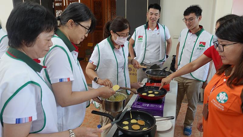 圖2_信義志工分組製作適合高齡長者的質地飲食健康料理