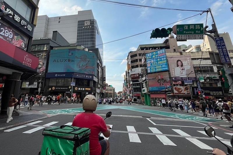 信義房屋傅靖傑表示，桃園車站商圈融合新舊文化特色，擁有串連雙北各個行政區的便利性，吸引首購、年輕人移入居住在桃園。