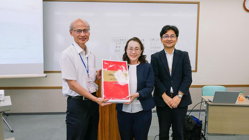 中華卓越經營協會會長陳石池（左起）、中部產業聯盟組長木下小姐、首席顧問木村耕太先生互贈紀念品合影。（CEMA協會提供）。