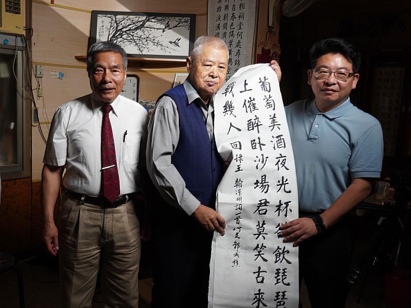 計畫主持人鄭飄(左)、竹美館葉于正館長(右)與書畫家郭成樵合影。