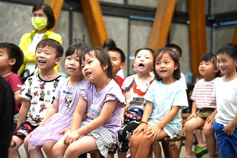 新竹縣郭淑惠幼兒園孩童受邀參加開幕記者會，看腹語表演看得津津有味。
