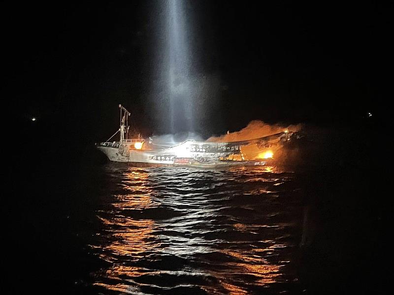 海洋委員會海巡署艦隊分署北部地區機動海巡隊八里艦及第一(基隆)海巡隊PP-10063艇執行漁船滅火