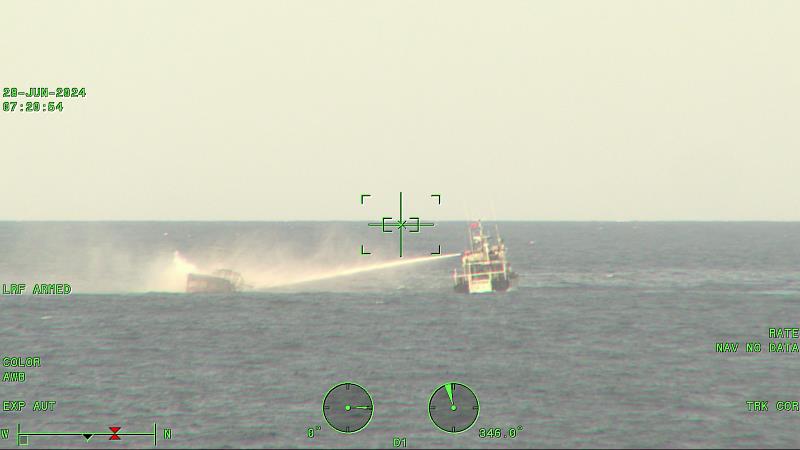 海洋委員會海巡署艦隊分署北部地區機動海巡隊八里艦及第一(基隆)海巡隊PP-10063艇執行漁船滅火