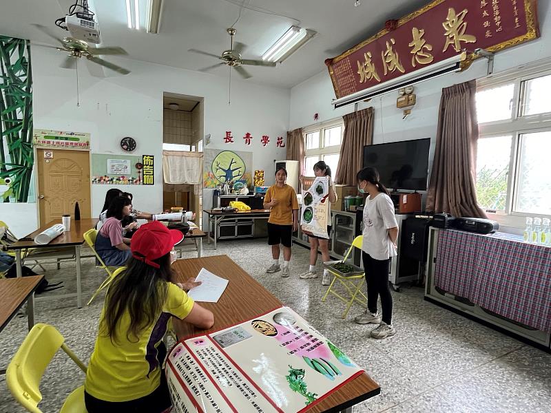 南華大學學生運用社區野菜和家庭庭院種植的作物，製作老人食堂食譜，並進行成果發表。