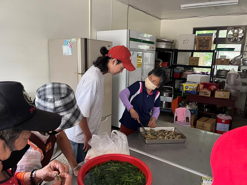 南華大學學生與社區夥伴一同烹飪社區可食野菜，實現青銀共學。