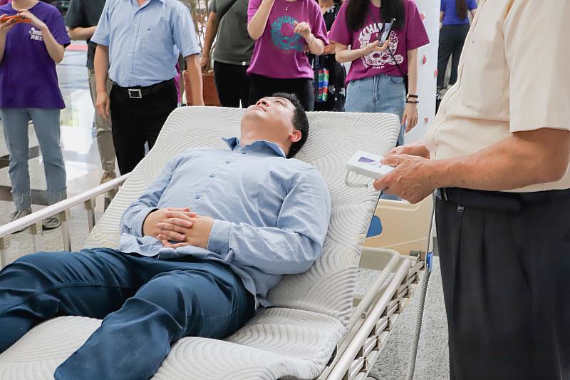 英威康與樺康智雲公司捐贈10台自動翻身照護床 長照品質大提升-4