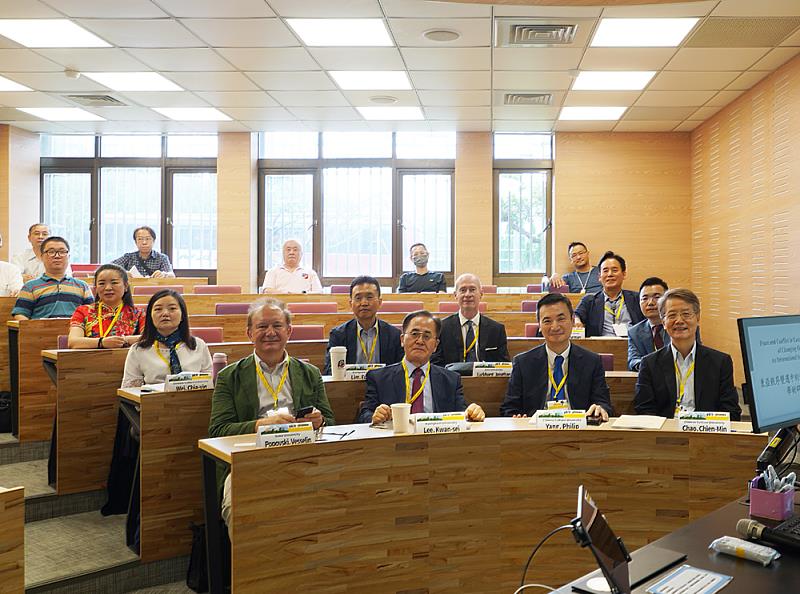 論壇邀請到多位知名學者齊聚一堂，致力於探討東亞地區的多元發展與和平議題。