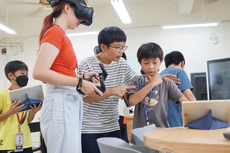 南大師資生與內垵國小師生共同學習虛擬實境