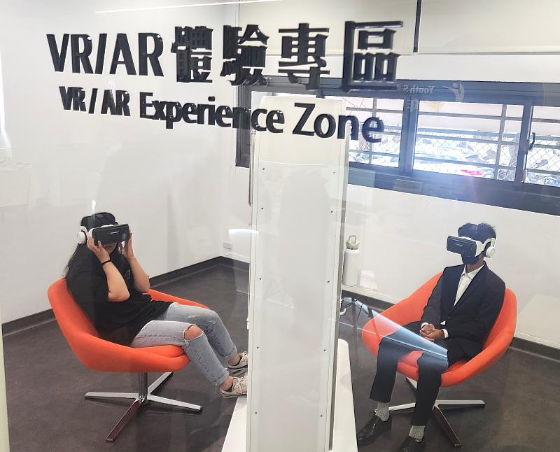 青年職涯發展中心新址闢有VR/AR體驗專區，可供青年實境模擬職場環境
