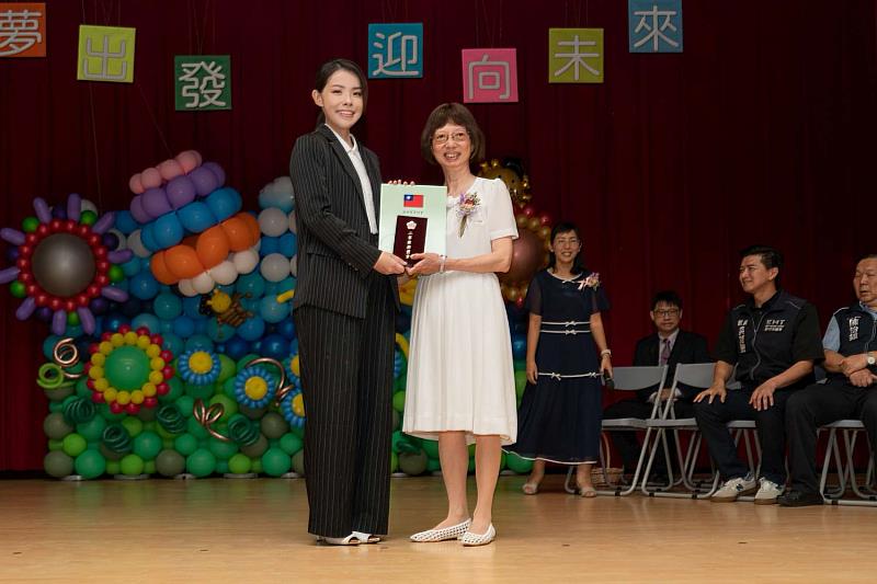 市長頒發退休教師服務獎章