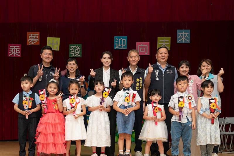 市長贈送畢業生向日葵