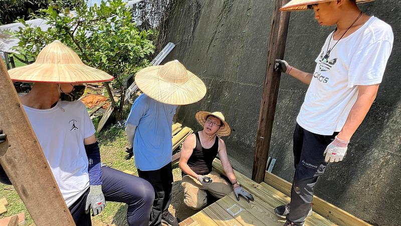 南華大學自主學習課程配合上林社區，依自然永續農法概念建造「生態廁所」。