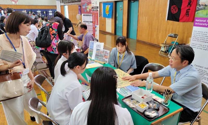 理工學院黃武元院長向家長及學生介紹學校環境，獲得熱烈回應。