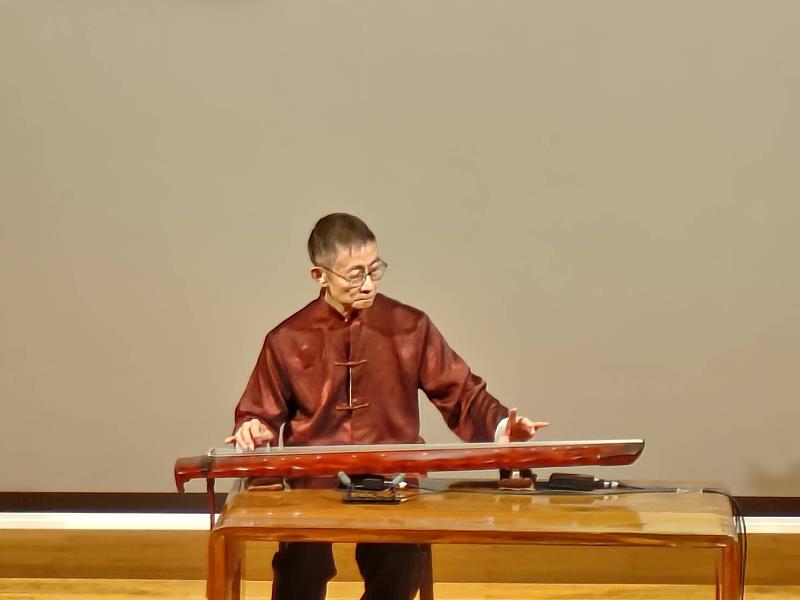 香港古琴演奏家唐健垣老師現場演奏。