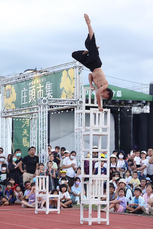 街頭藝人展現椅子倒立特技，讓在場觀眾驚呼連連。