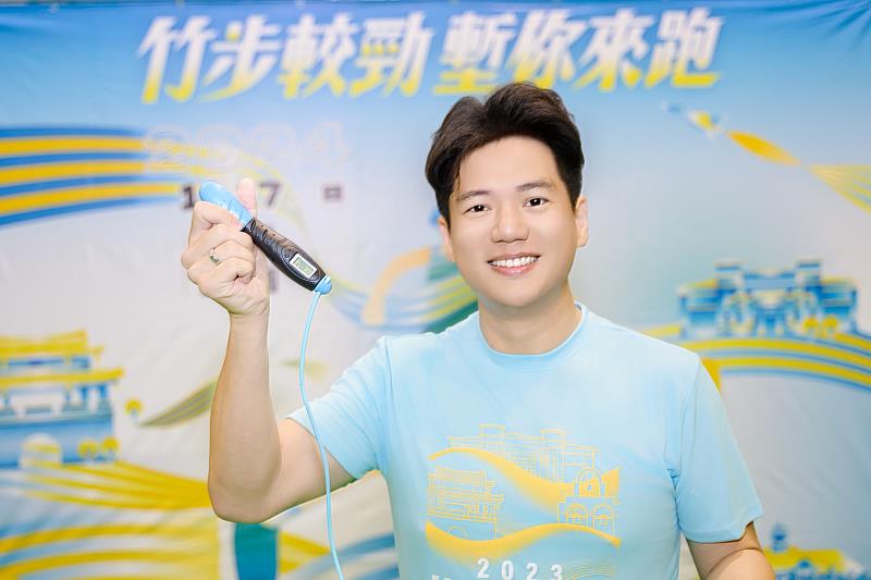 副市長邱臣遠跳繩成績展示。