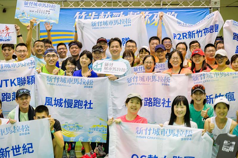 副市長邱臣遠與跑團跑友齊聚合照。