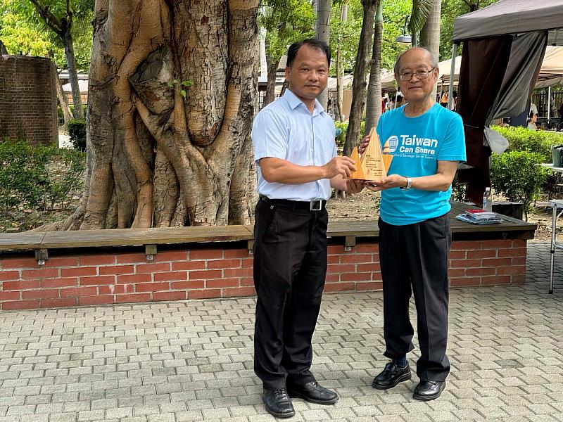 林業保育署嘉義分署致贈感謝牌感謝台灣世界遺產登錄應援會對阿里山地區紅檜造林工作的用心
