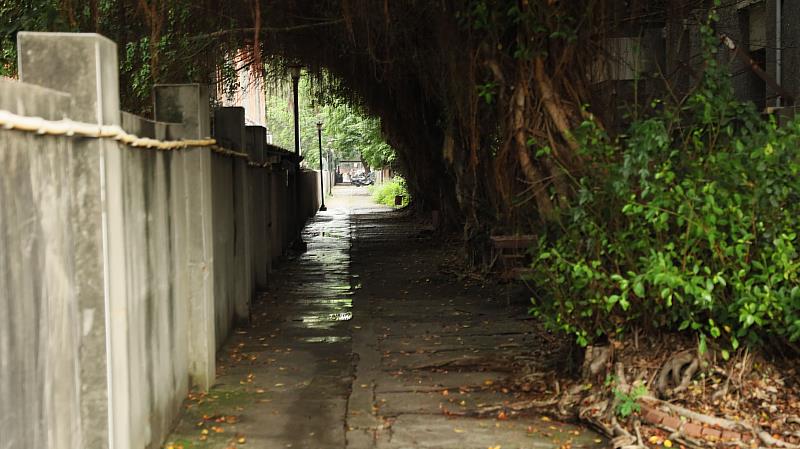 竹北國小通學廊道改善已開始施工，要把原本陰暗不好走的通道改為明亮舒適。