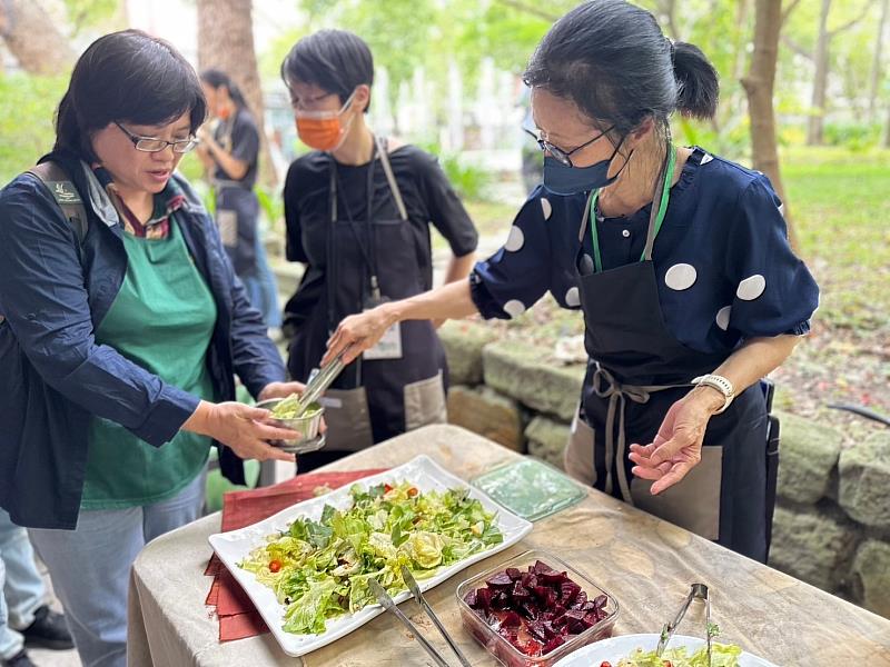 由芒果香草園的社區廚房提供，結合在地龍泉市場的醜蔬果及全食物利用概念來製作的田園料理