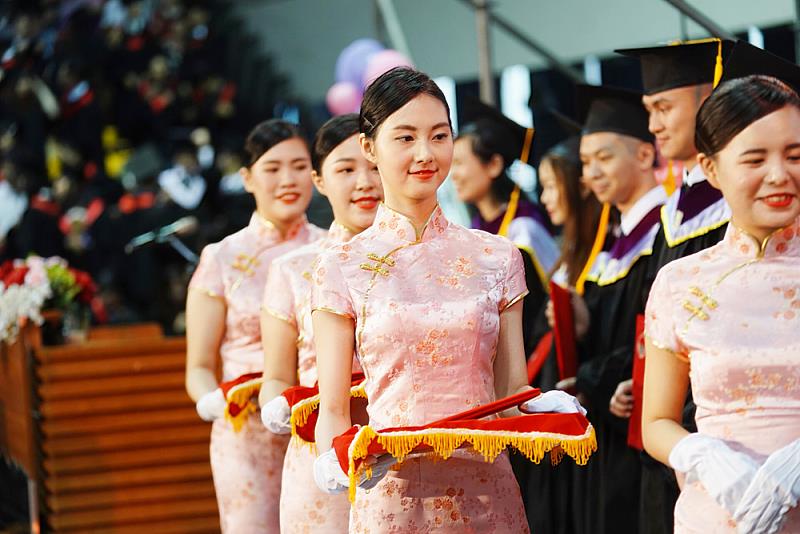 旗袍式的穿著是文化大學親善團最美的特色。